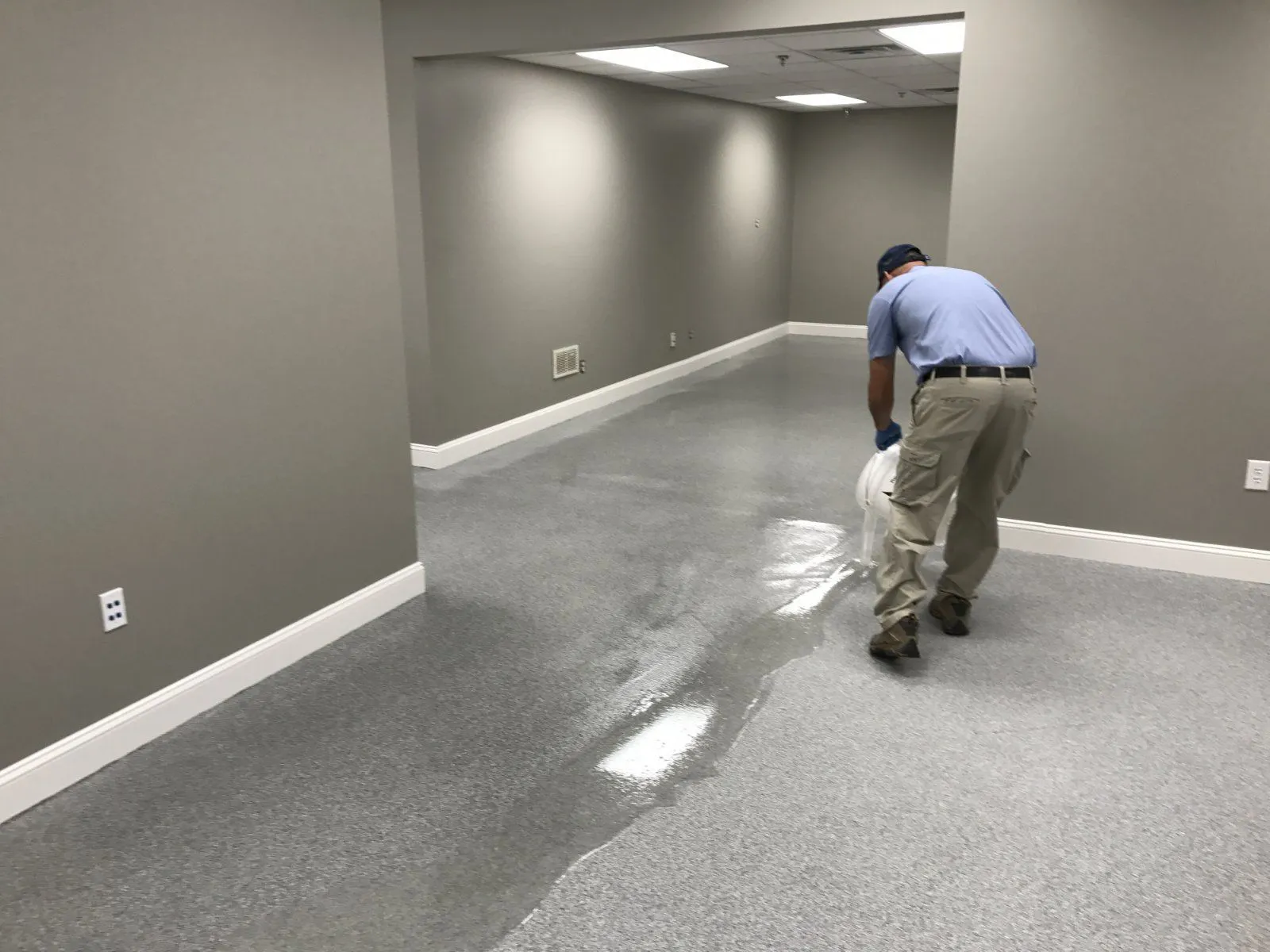 thi công sơn epoxy nền gạch men đơn giản