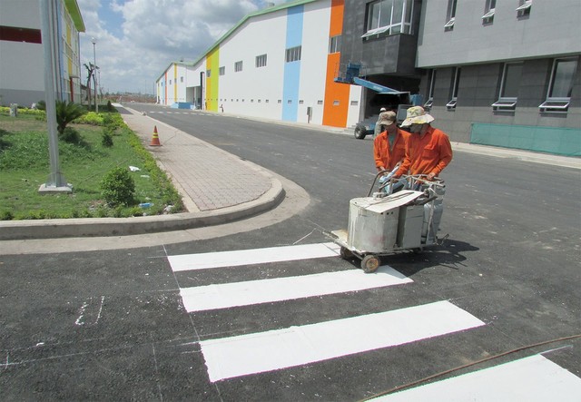 Thi Công Sơn Kẻ Vạch Dẻo Nhiệt Phản Quang Vạch Qua Đường