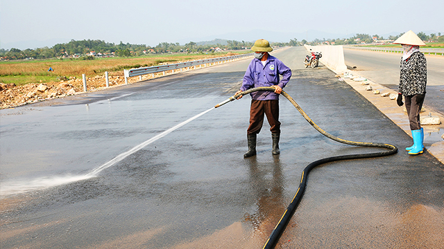 Thi Công Sơn Vạch Dẻo Nhiệt Phản Quang