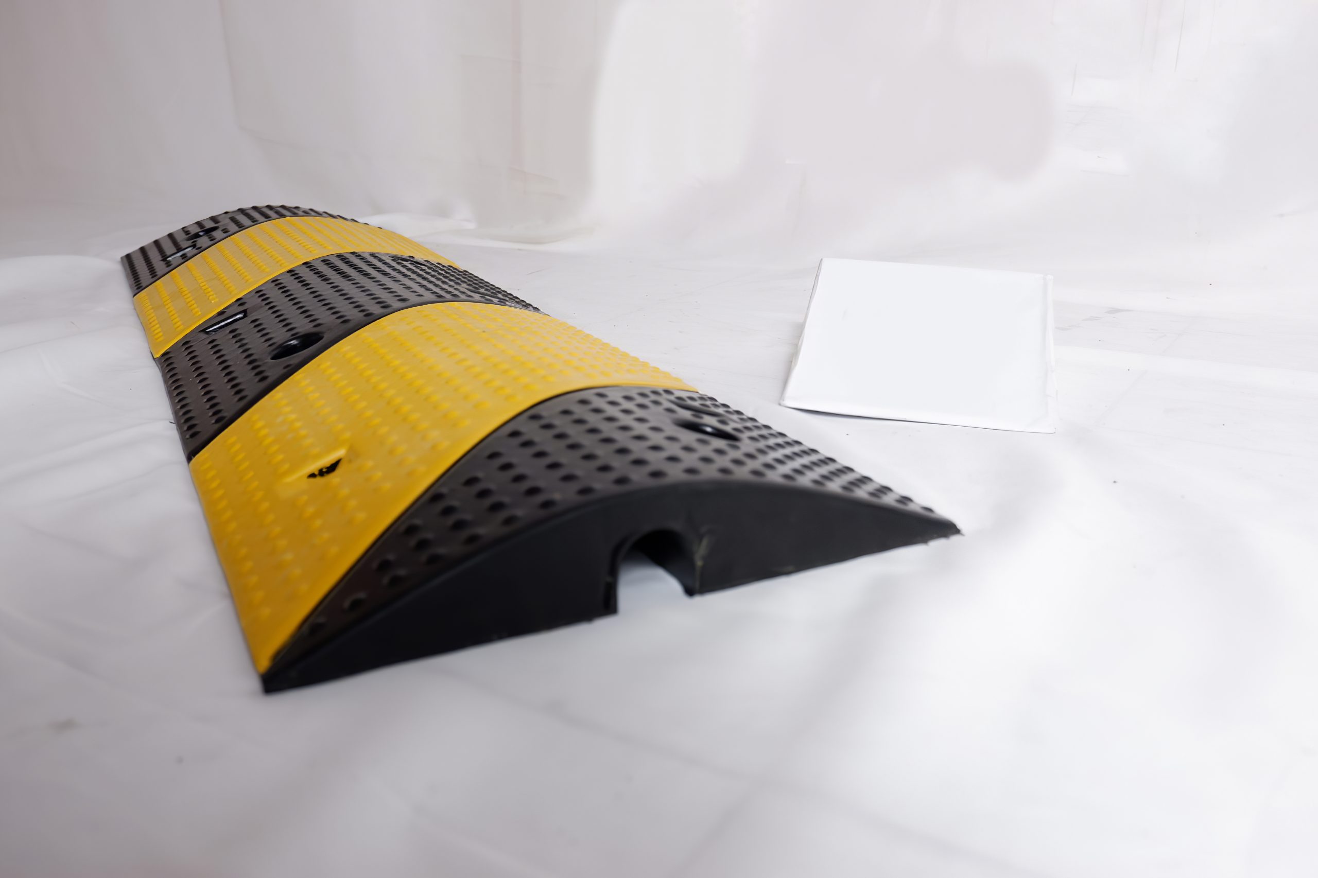 Go-bao-ve-cap-CC-B32-1000x300x50mm-30x30-mm-scaled-1.jpg