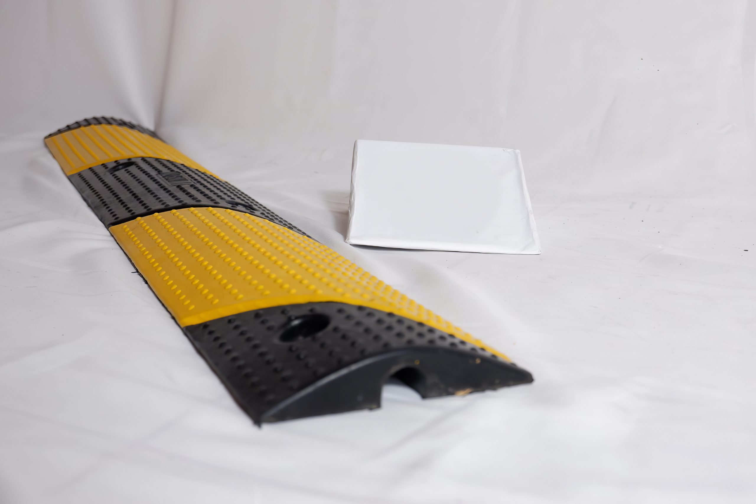 Go-bao-ve-cap-CC-B33-1000x150x30mm-20x20mm-scaled-1.jpg