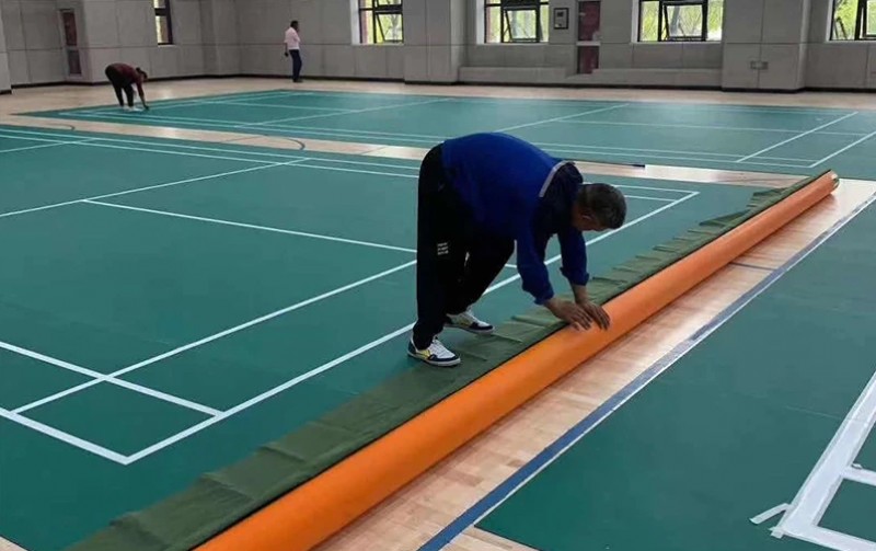 thi công thảm sân cầu lông pvc