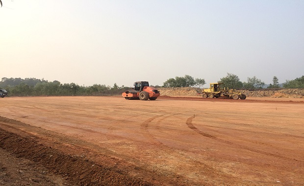 Chuẩn bị nền móng và bề mặt sân