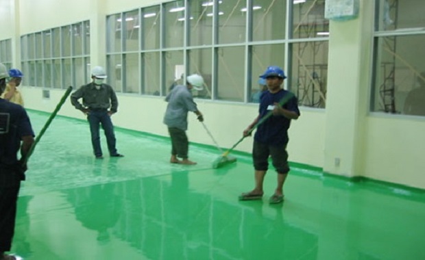 Thi công lớp sơn epoxy thứ hai (lớp sơn hoàn thiện)
