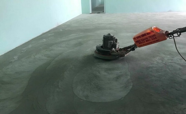 Tiến hành mài sàn bằng máy mài chuyên dụng