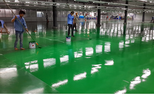 Tiến Hành Thi Công Lớp Sơn Epoxy Đầu Tiên
