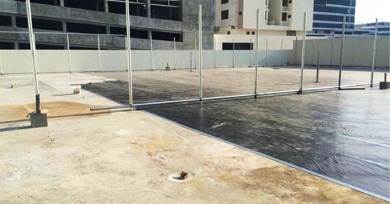 xử lý mặt sàn trước khi thi công sân