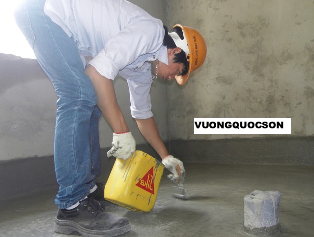 Thực hiện quét hỗn hợp chống thấm nên bề mặt