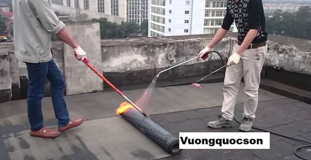 Thực hiện khò màng chống thấm